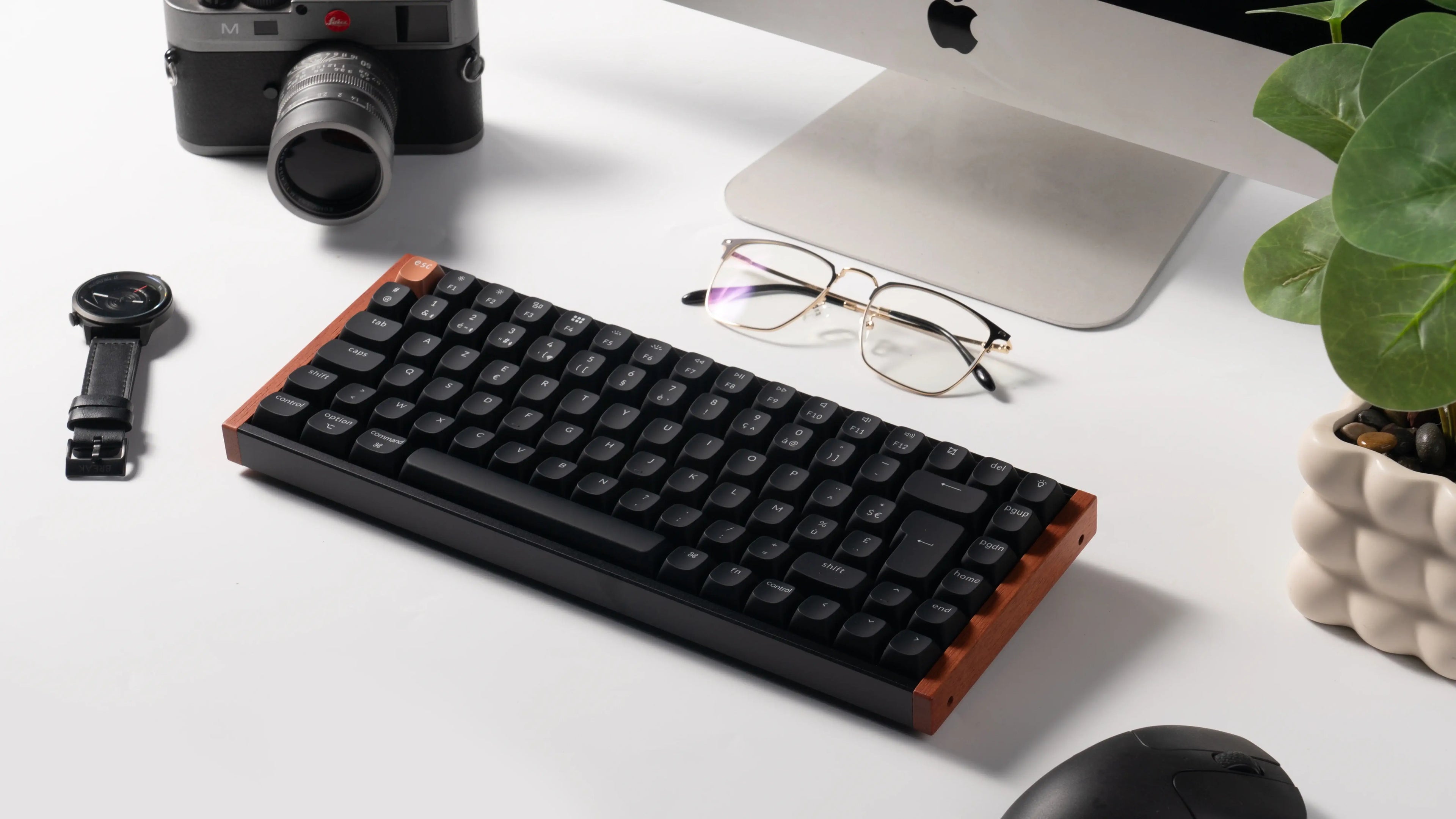 Clavier magnétique Keychron K2 HE sur un bureau