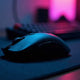 Souris gaming posée sur un tapis avec un clavier mécanique en arrière-plan