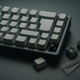 Clavier mécanique au format ISO avec keycaps vierges et touches retirées posées à côté