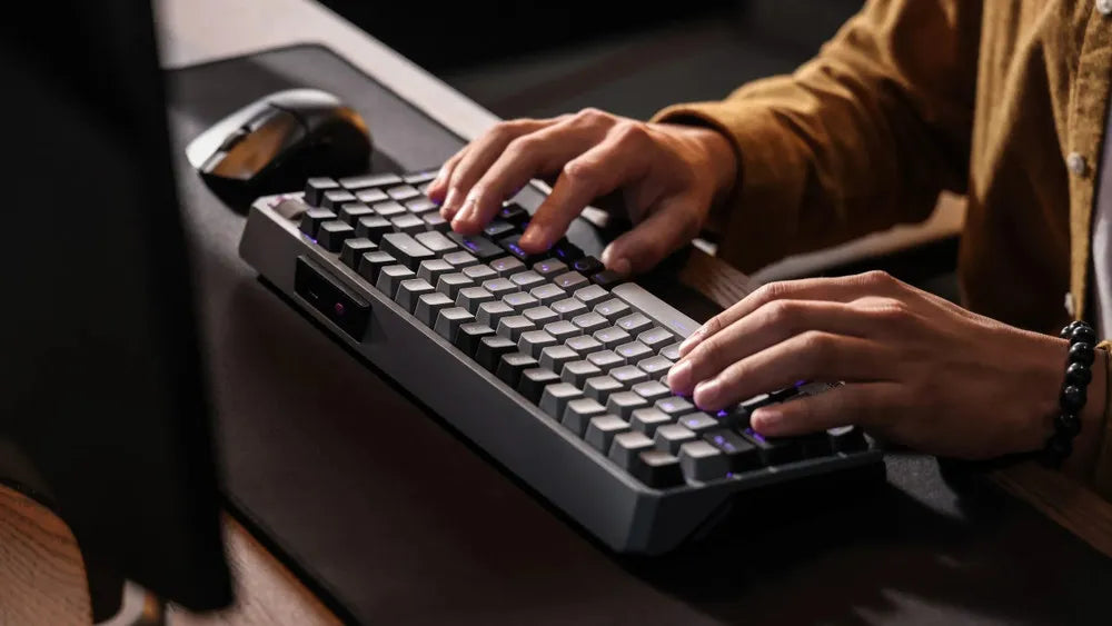 Clavier cooler master sur un bureau gamer