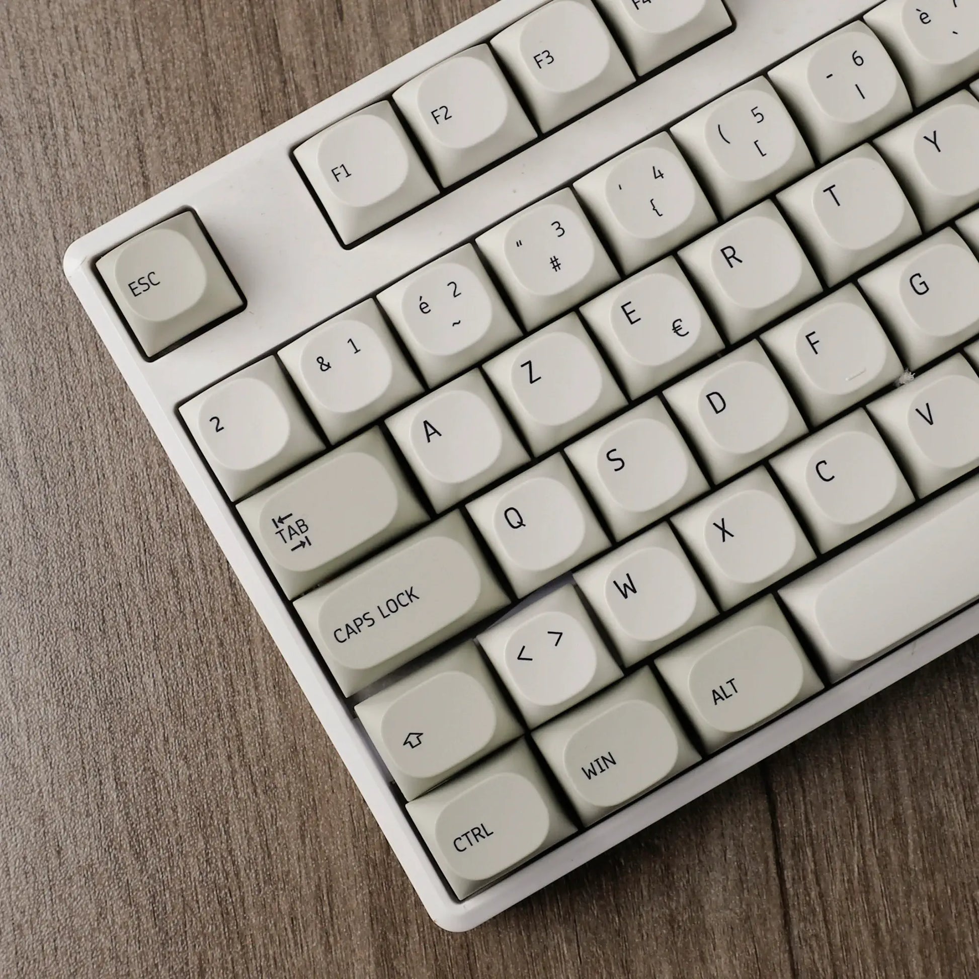 Keycaps Azerty French Layout Vintage Gris sur une table
